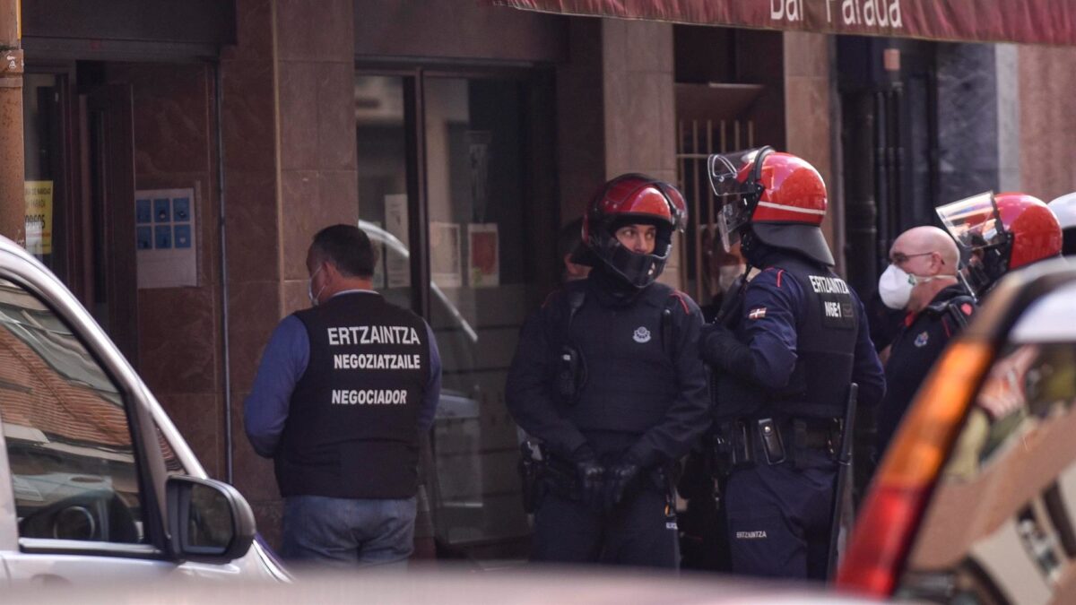 La Ertzaintza saca del local al hombre que se había atrincherado en un bar de Barakaldo