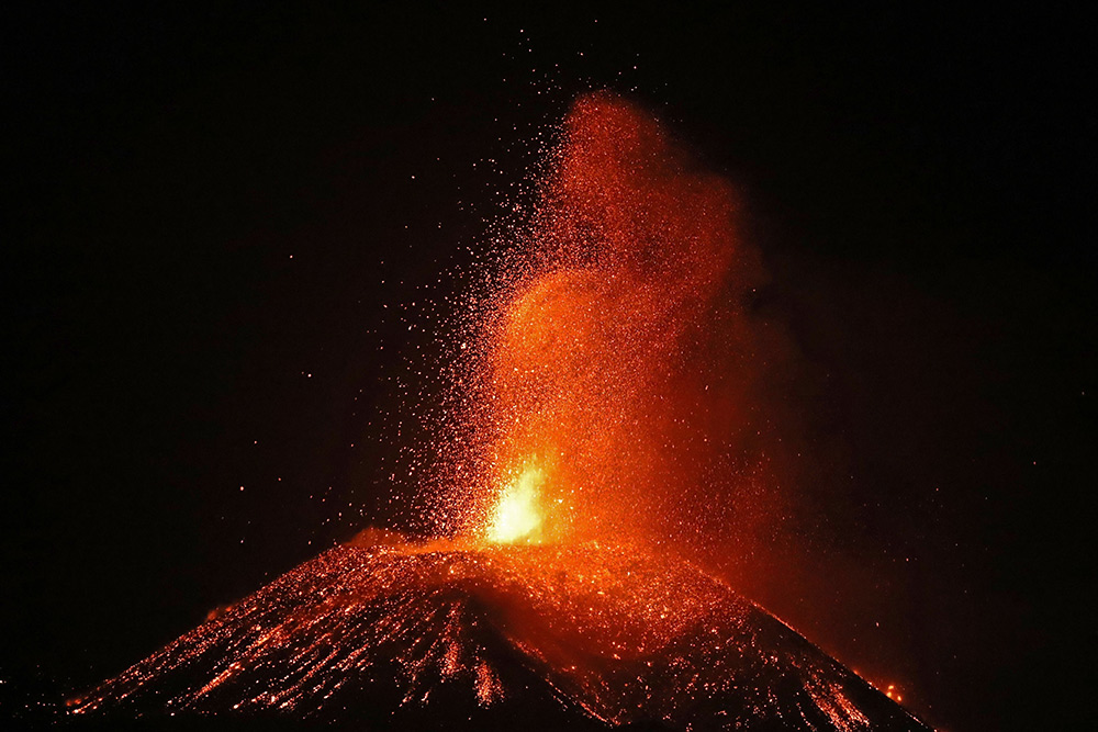 La lava del volcán La Palma alcanza la playa de los Guirres, a 50 metros del mar