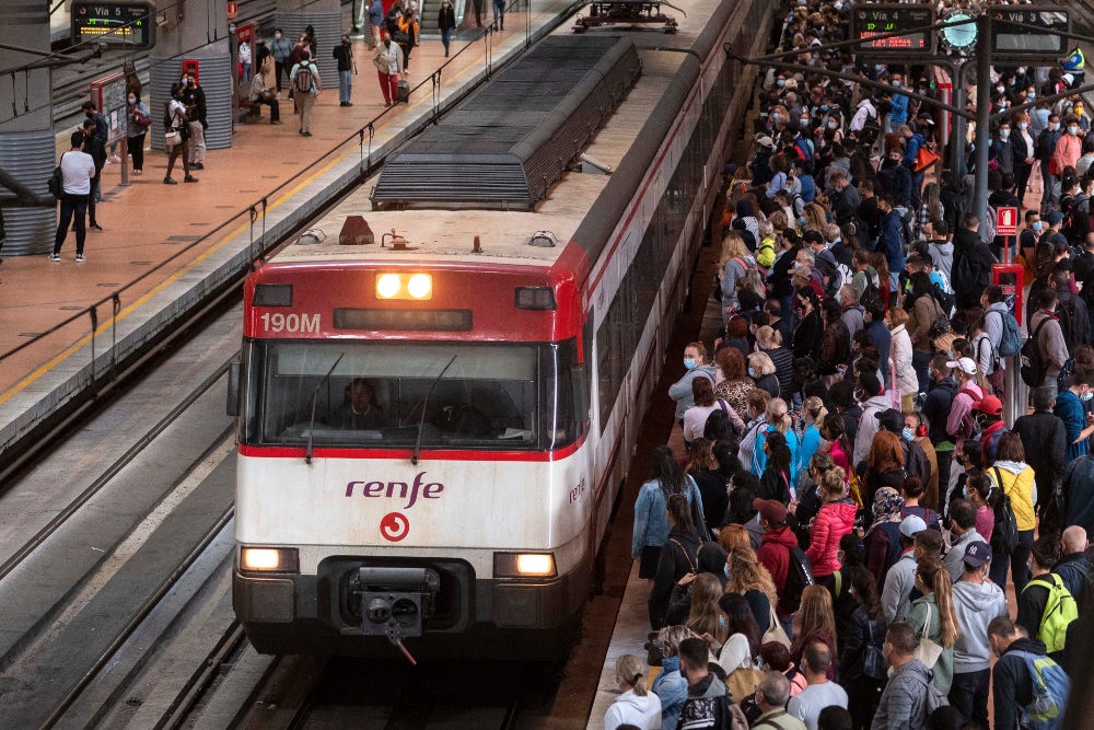 La falta de personal en Renfe obliga a suspender miles de trenes de Cercanías