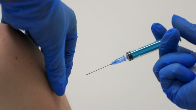 El Gobierno del País Vasco insta a vacunarse contra la covid tras un mes con los contagios al alza