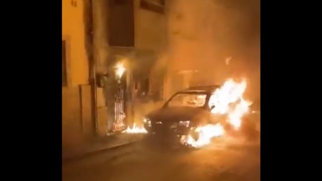 Incendian la casa del alcalde de Navas de San Juan (Jaén) mientras dormía dentro