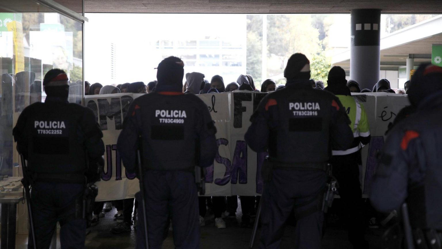 Cientos de manifestantes intentan boicotear un acto de S’ ha Acabat en la UAB