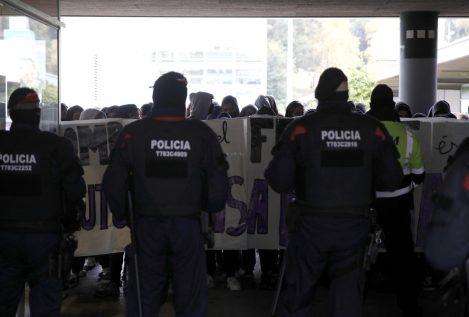 Cientos de manifestantes intentan boicotear un acto de S' ha Acabat en la UAB