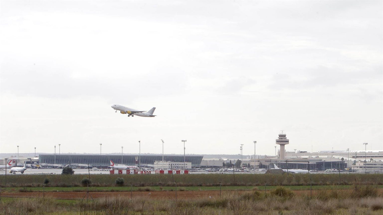 Detenidos cuatro fugados del avión de Air Arabia que aterrizó de emergencia en Palma
