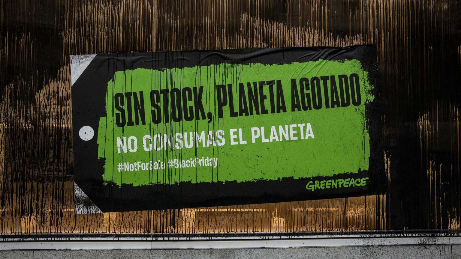 Greenpeace cubre varios escaparates para  denunciar el ‘Black Friday’