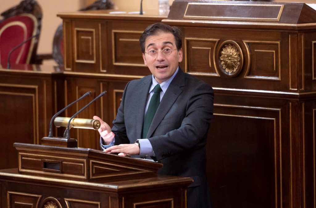 Albares inicia el relevo de altos cargos de la etapa Rajoy destinados en embajadas