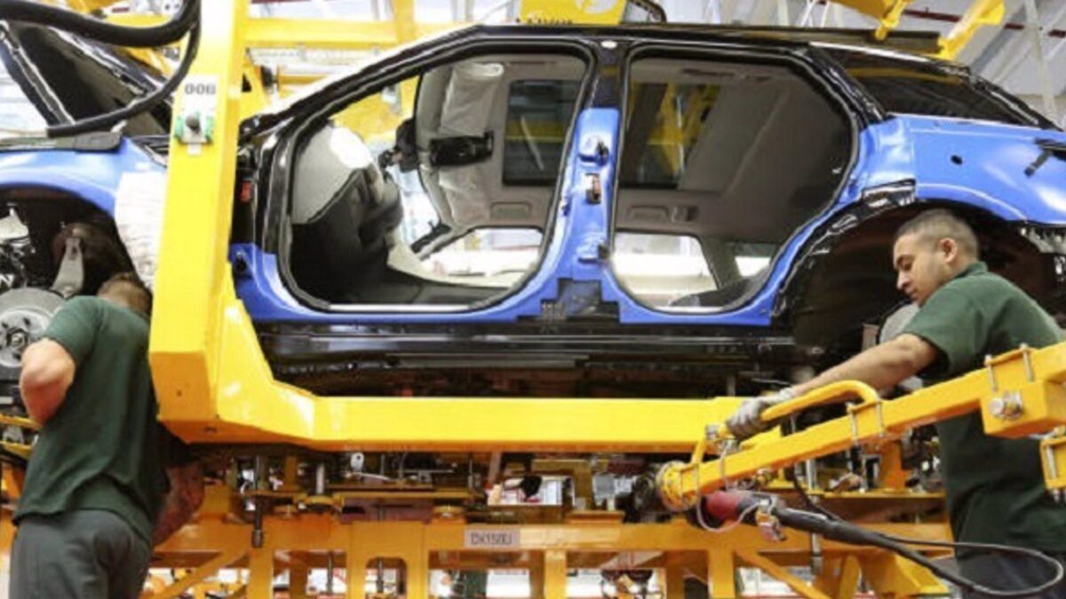 Las fábricas españolas de coches redujeron un 38% su producción en octubre por la falta de componentes