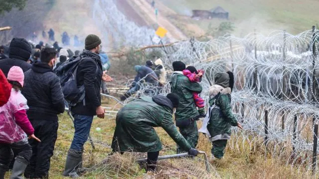 (VÍDEO) Sigue la crisis fronteriza en Bielorrusia: cientos de personas intentan cruzar ilegalmente a Polonia durante la noche