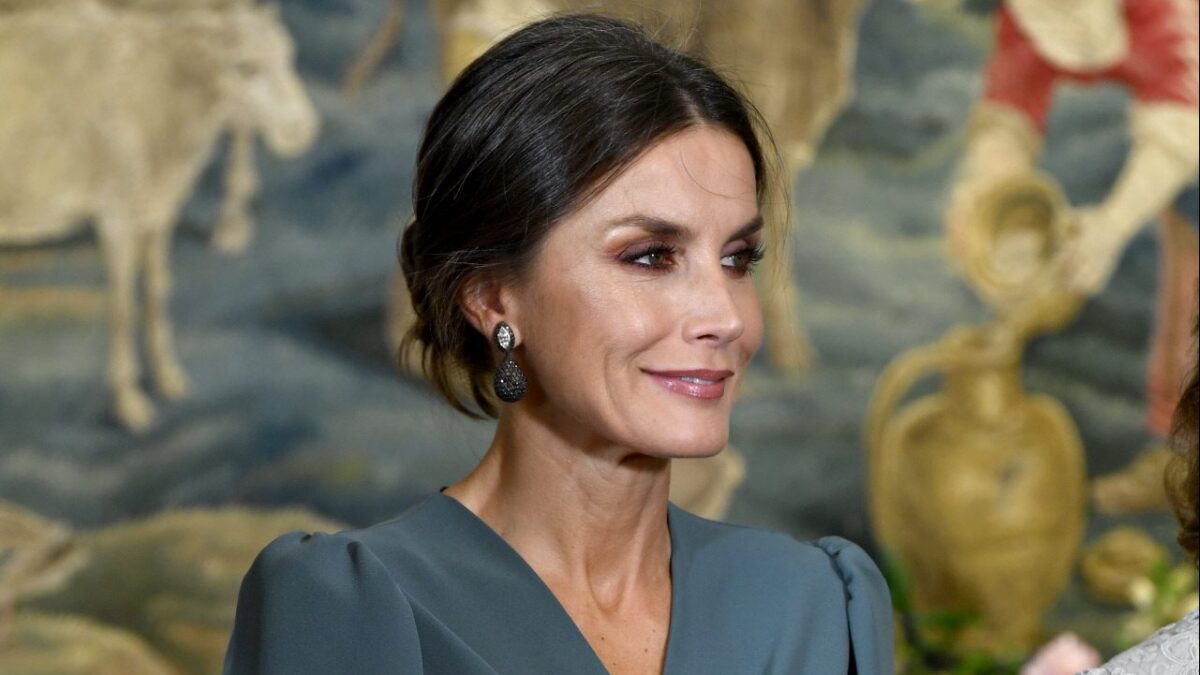 A la reina Letizia se le cae el bolso (y se ve lo que lleva dentro)