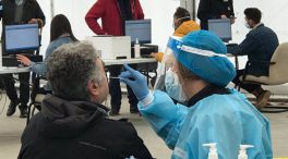 Ayuso anuncia la compra de dos millones de test de antígenos y pone el Hospital Zendal a disposición de toda España