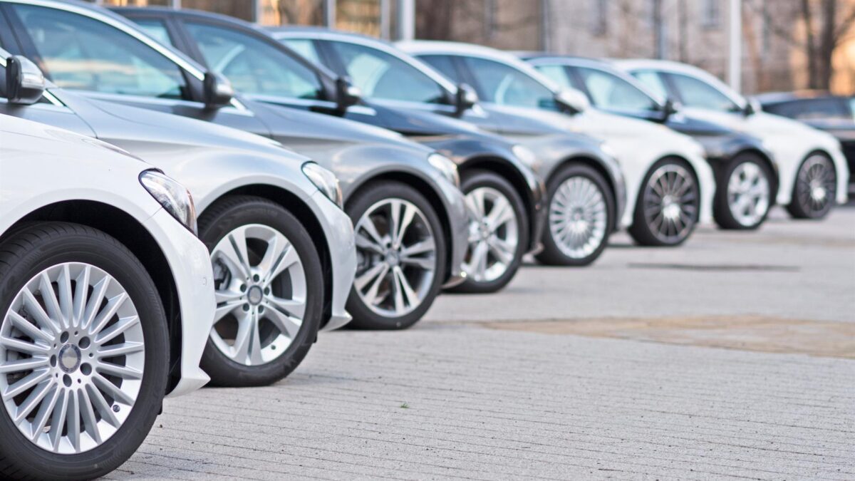 Las ventas de coches usados se acercan a niveles de la crisis económica y complican los planes de Transición Ecológica