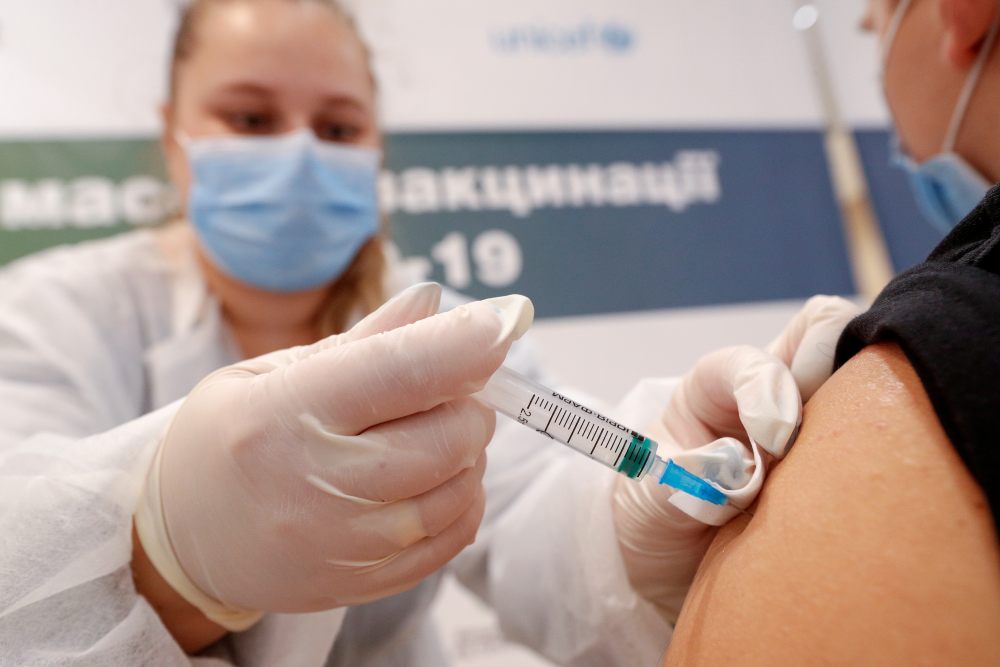 Varios ciudadanos explican por qué deciden ponerse ahora la primera dosis de la vacuna