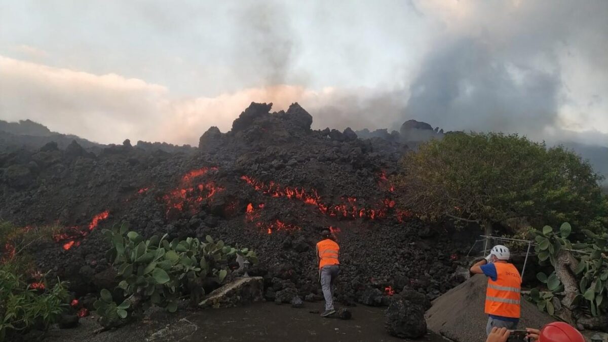 La lava del volcán de La Palma sigue avanzando y llega a ocupar una superficie de 1.018,6 hectáreas