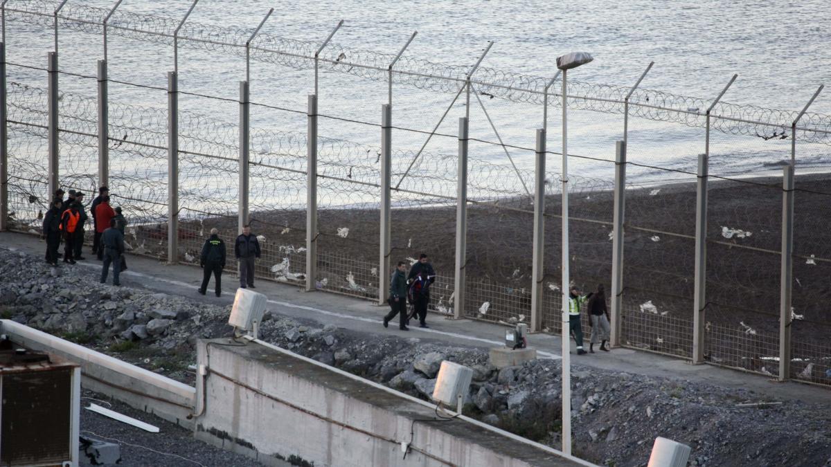 El BOE publica que el cierre de fronteras de Ceuta y Melilla con Marruecos se mantiene hasta "nuevo aviso"