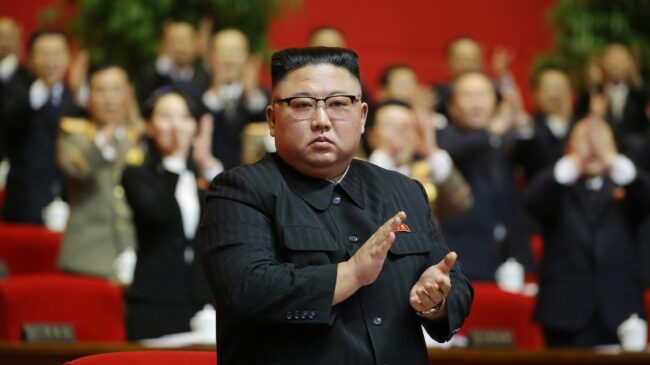 El totalitarismo comunista, a escena: el principal diario de Corea del Norte pide "confianza absoluta" en Kim Jong-un