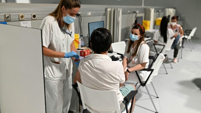 España podría estar cerca de alcanzar la inmunidad de grupo con el 90% de la población vacunada, según The Lancet