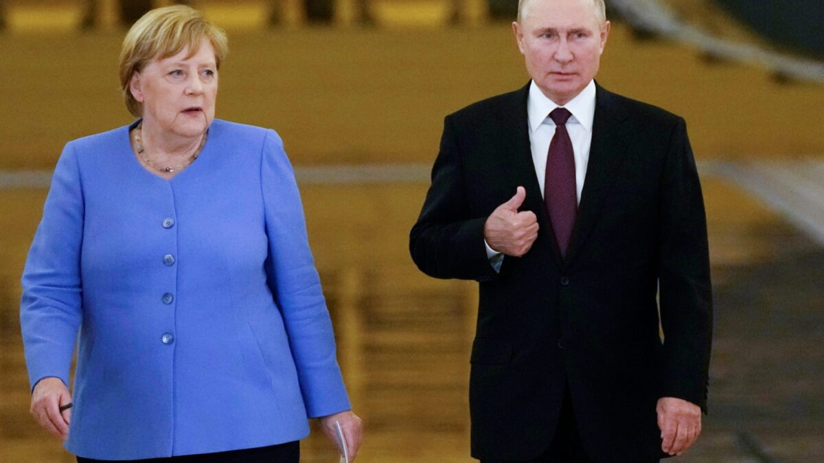 Merkel pide a Putin que presione a Bielorrusia para frenar la crisis migratoria: «Es inhumano»
