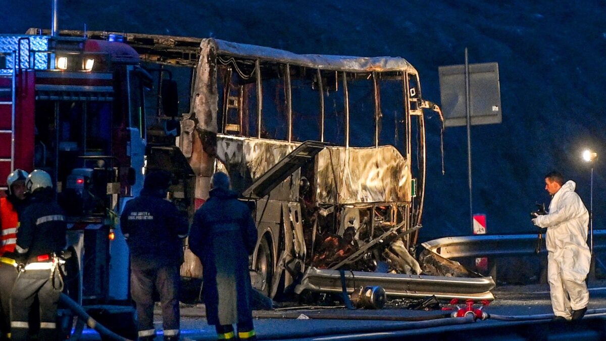 Al menos 45 muertos, 12 de ellos niños, al incendiarse un autobús en una autopista en Bulgaria