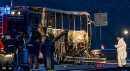 Al menos 45 muertos, 12 de ellos niños, al incendiarse un autobús en una autopista en Bulgaria
