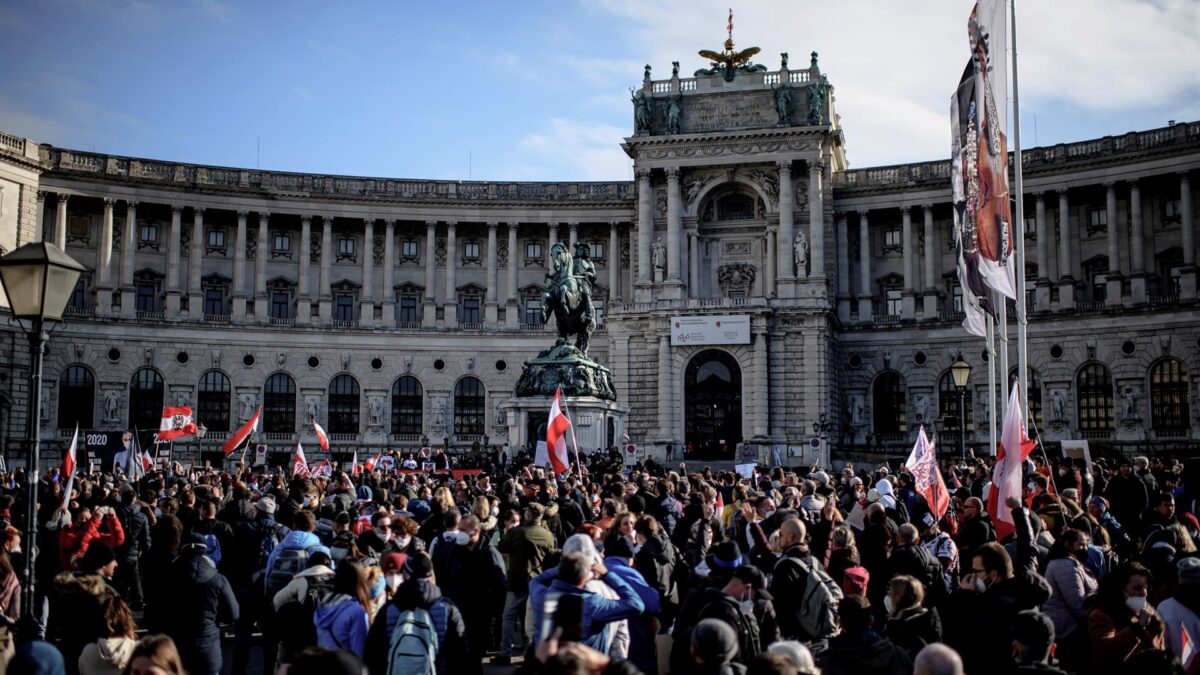 (VÍDEO) Miles de personas se rebelan en Viena contra las medidas «dictatoriales» del Gobierno para combatir la pandemia