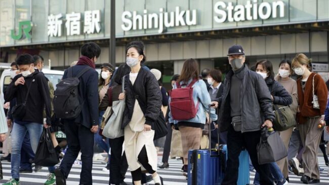 Japón registra cero muertes por covid mientras reabre parcialmente sus fronteras