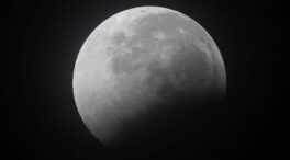 (FOTOGALERÍA) El eclipse parcial de Luna más largo en siglos: 208 minutos y 23 segundos