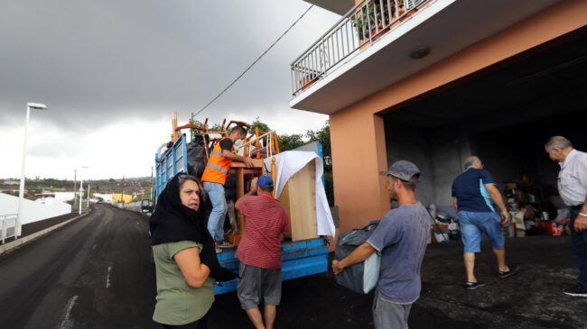 Los afectados por el volcán de La Palma piden saber cómo y cuándo llegarán las ayudas del Gobierno