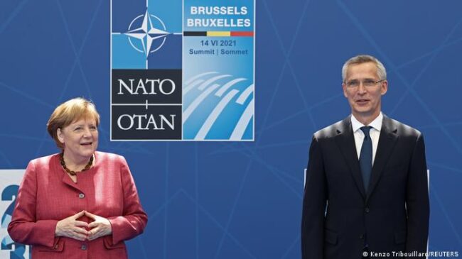 Merkel y Stoltenberg, entre la ayuda al refugiado y el artículo 4 de la OTAN
