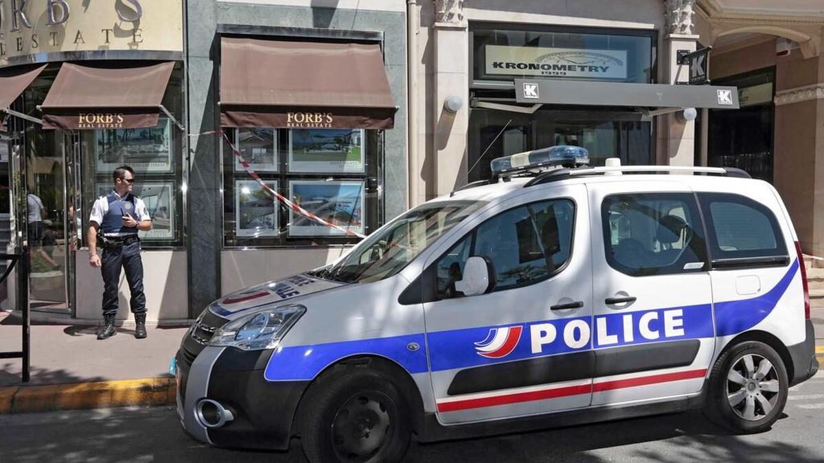 Un hombre acuchilla a un policía en Cannes «en nombre de Mahoma»