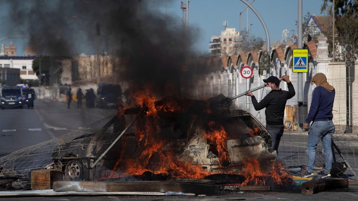 (VÍDEO) Colapso en Cádiz en el tercer día de la huelga del metal: barricadas, cortes de tráfico y enfrentamientos