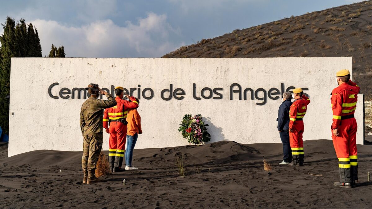 (VÍDEO) El emotivo gesto de las Fuerzas Armadas para honrar a los difuntos en los cementerios de La Palma