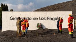 (VÍDEO) El emotivo gesto de las Fuerzas Armadas para honrar a los difuntos en los cementerios de La Palma
