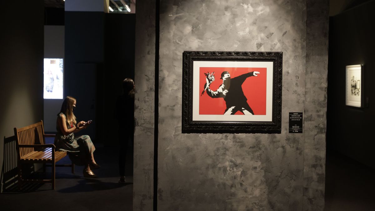 Más de 70 obras de Banksy sobre el consumismo, la crisis migratoria y climática llegan a Barcelona