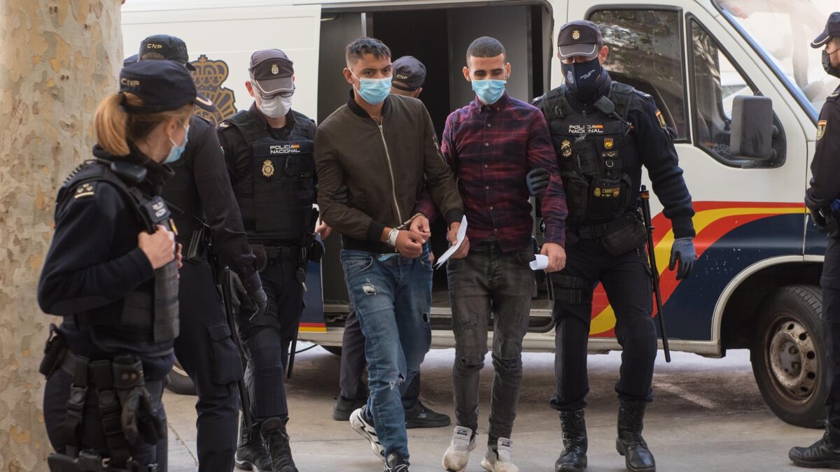 Detenidos 4 de los 13 inmigrantes fugados del avión aterrizado de urgencia en Palma