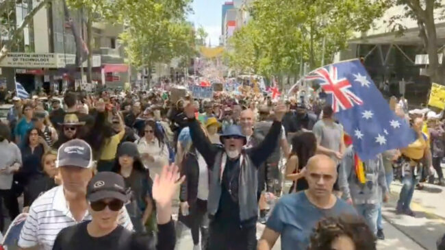 (VÍDEO) Melbourne se echa a la calle de forma masiva para protestar contra las restricciones sanitarias en Australia