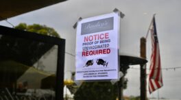 (VÍDEO) Un restaurante en EE.UU. no permite la entrada a los vacunados: largas colas y polémica