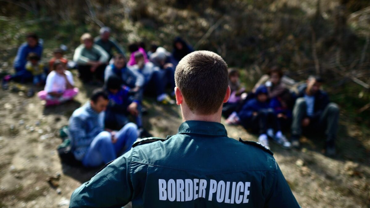 Bulgaria despliega 350 soldados en las fronteras con Grecia y Turquía ante el aumento de llegadas de inmigrantes