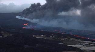 La colada cuatro del volcán de Cumbre Vieja a vista de dron