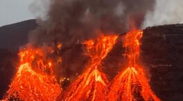 (VÍDEO) La colada de lava de la Palma alcanza la playa de los Guirres uniendo los frentes