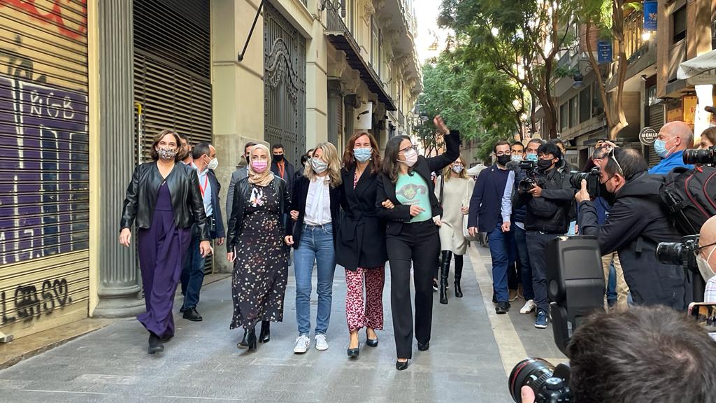 (VÍDEO) Yolanda Díaz, Ada Colau, Mónica García y Fátima Hamed recibidas en Valencia con lanzamiento de huevos y abucheos