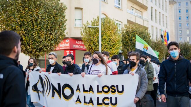 (VÍDEO) Los estudiantes salen a la calle para protestar contra las nuevas leyes de Castells