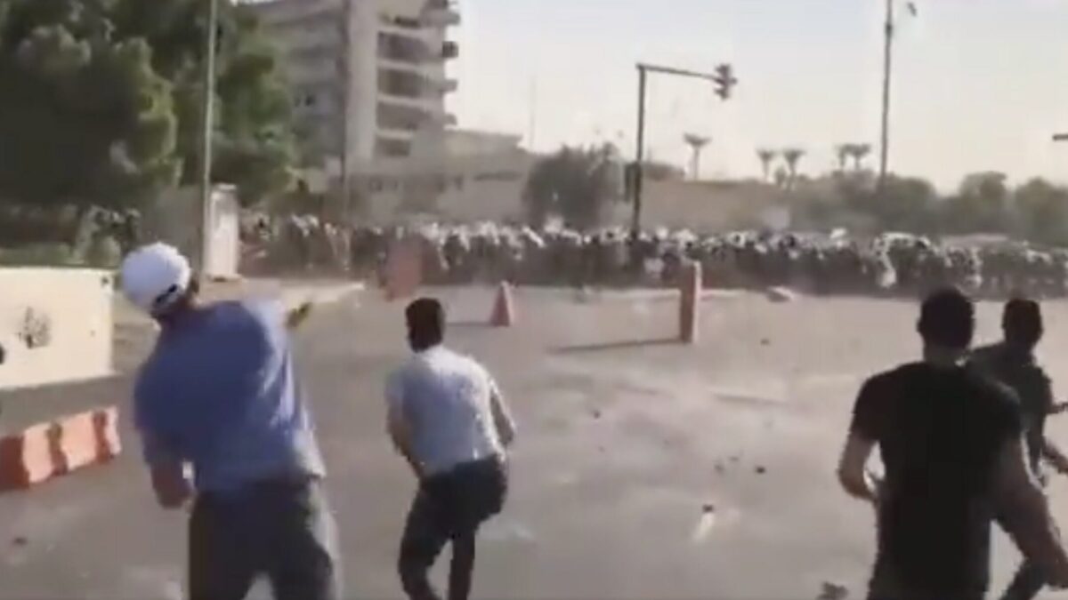 (VÍDEO) Al menos dos muertos y más de 100 heridos en una protesta por el resultado de las elecciones legislativas en Irak