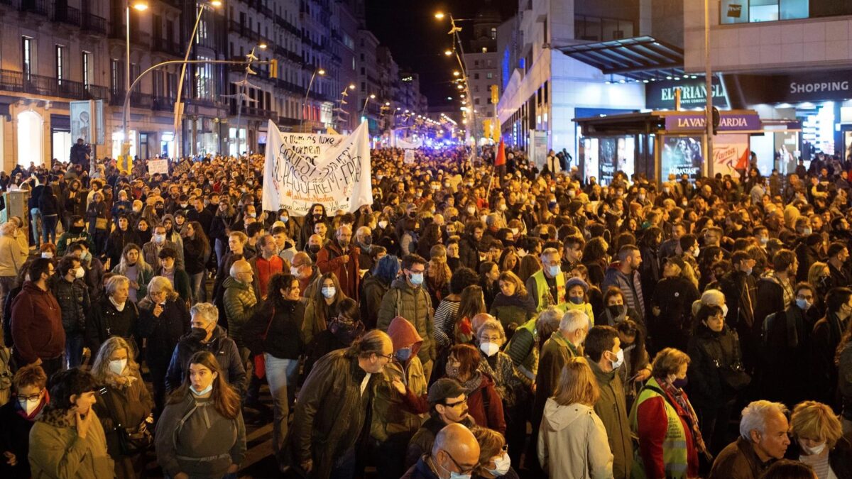 (VÍDEO) Casi 2.000 personas se reunieron en Barcelona para protestar por la subida del precio de la luz