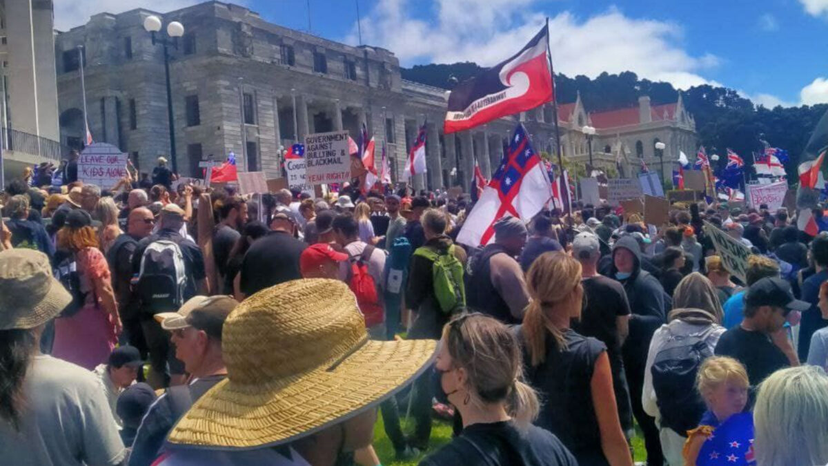 (VÍDEO) Miles de personas protestan frente al Parlamento de Nueva Zelanda contra la vacuna obligatoria