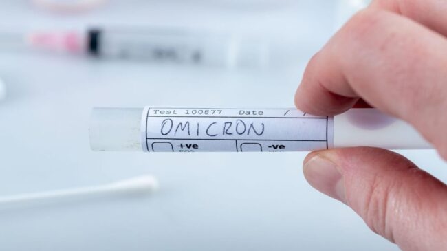 Ómicron podría ser la variante dominante en el mundo en unos meses