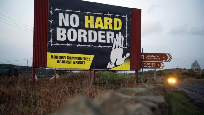 Londres acusa a la UE de haber "destruido el consenso" en Irlanda del Norte