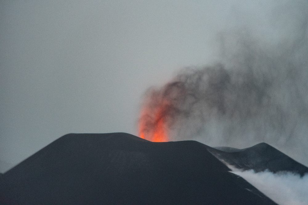 Detectan una elevación del suelo de 6 centímetros cerca del cono del volcán