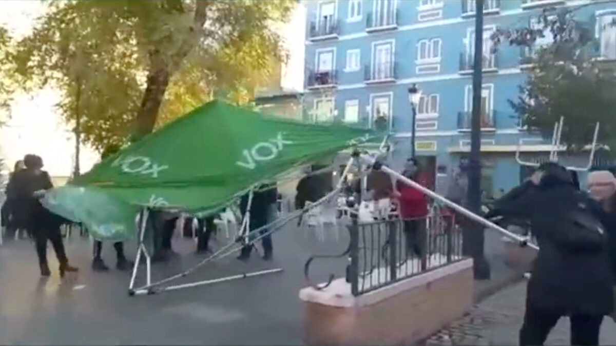 (VÍDEO) Agresiones e insultos a simpatizantes de Vox mientras montaban una carpa en Sevilla: «¡Fascistas, fuera de aquí!»