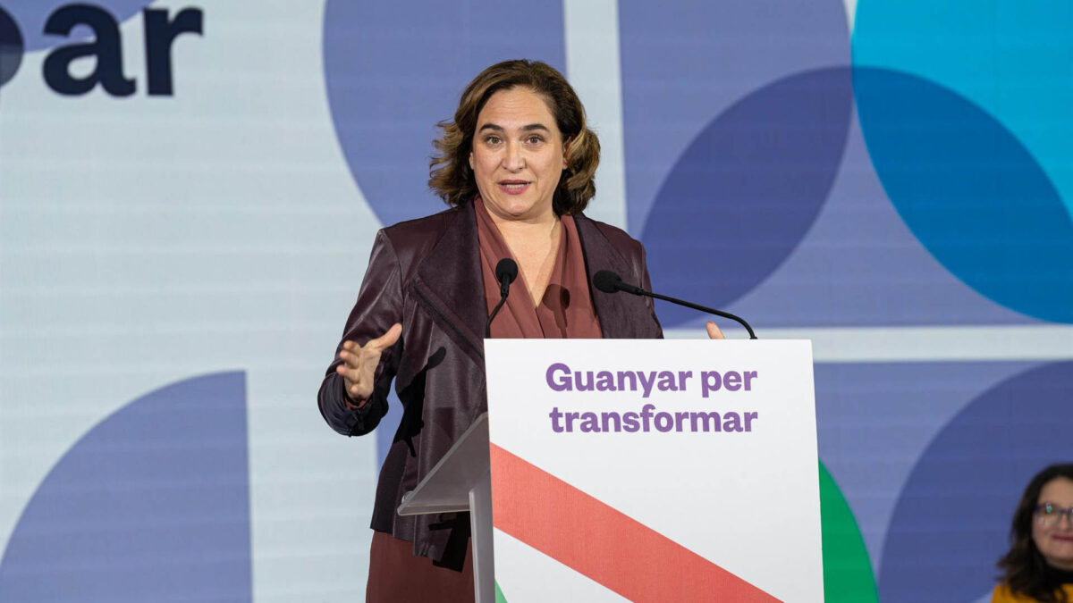 Colau pide que las familias que quieran escolarizar a sus hijos en castellano lo hagan en centros privados