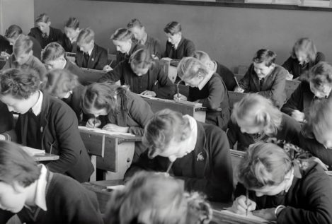 ¿Adiós a los pupitres? Por qué en el colegio los niños deberían estar de pie en lugar de sentados